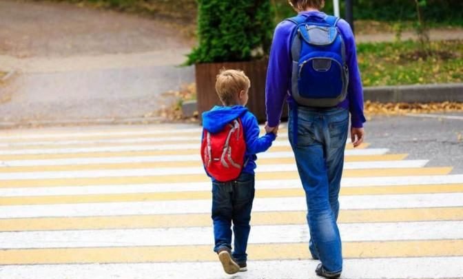 غرامة للآباء الذين يصطحبون أبناءهم من المدرسة في هولاندا!! 1 07 parent école enfants