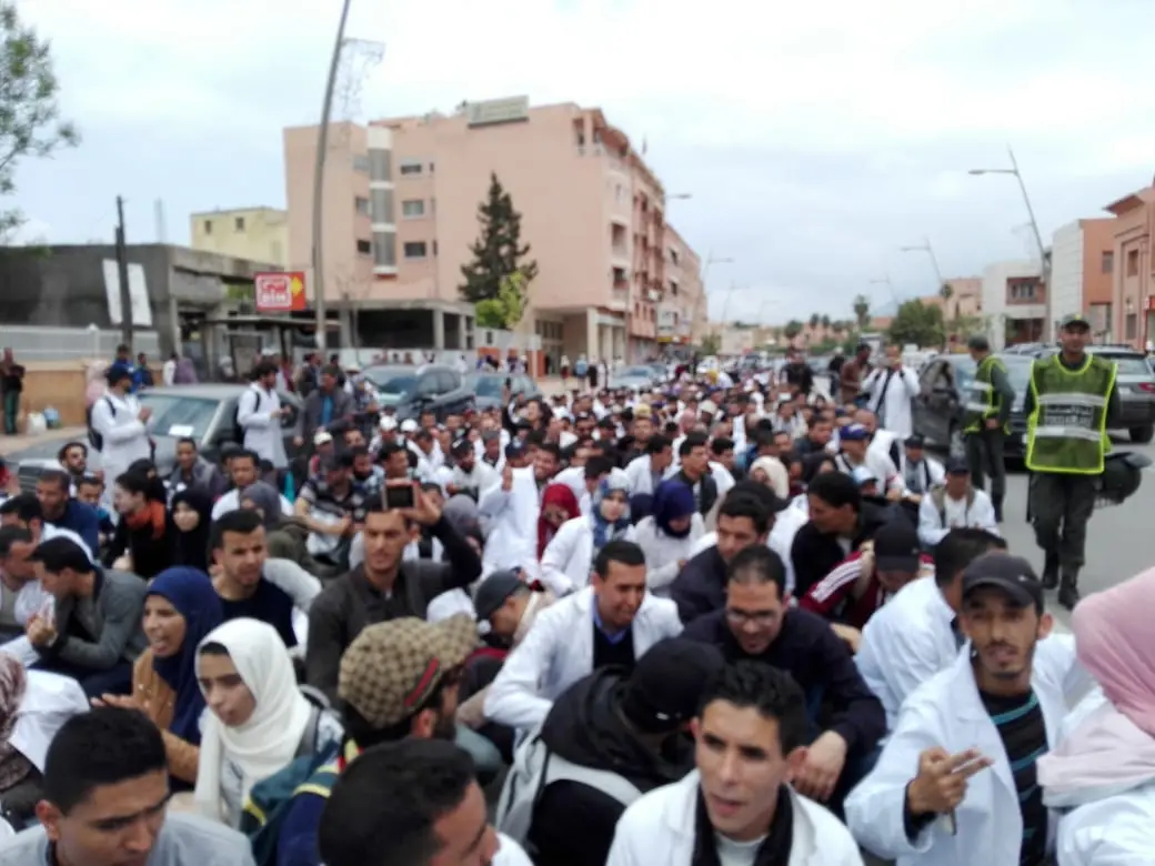 صور: مسيرة الأساتذة المتعاقدين ببني ملال للمطالبة بصرف الأجور 2 051718 d8b5d988d8b1 d985d8b3d98ad8b1d8a9 d8a7d984d8a3d8b3d8a7d8aad8b0d8a9 d8a7d984d985d8aad8b9d8a7d982d8afd98ad986 d8a8d8a8d986d98a d985d984