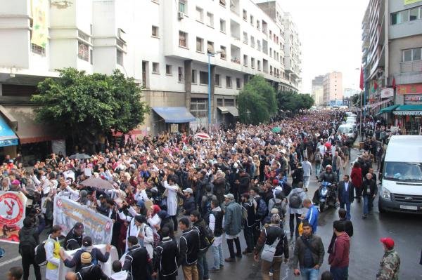 القوات الأمنية تحاصر المسيرة الحاشدة للأساتذة المتعاقدين وتمنعها من الوصول الى مركز الدار البيضاء (صور)