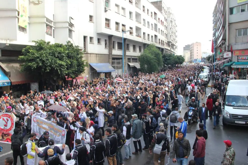 صور: الامن يحاصر مسيرة الأساتذة المتعاقدين ويمنعها من التقدم نحو مركز الدار البيضاء 3 1540954816 103118