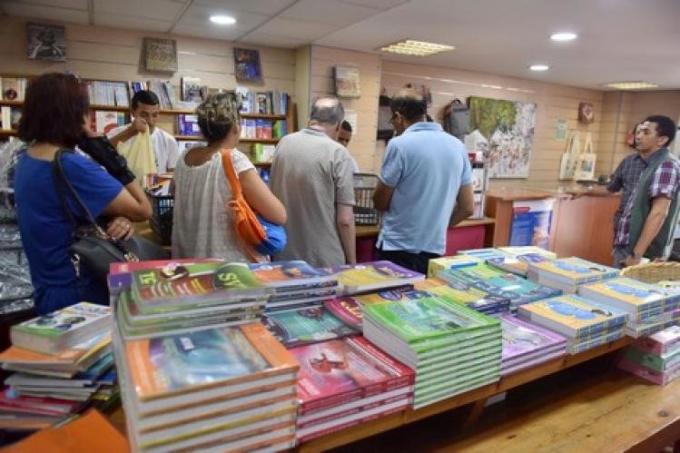 111418. وزارة التعليم تُراجع مناهج المقررات العلمية
