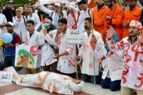 1556232615 268 مسيرة المتعاقدين بالرباط .. أصفار وأفواه مكممة ووزرات ملطخة