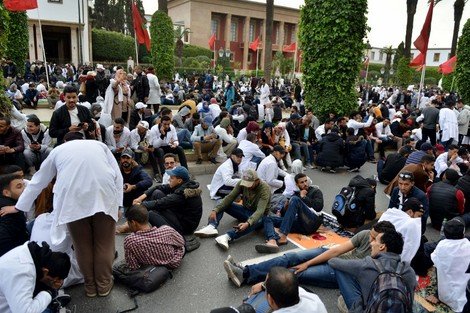 1556232615 758 مسيرة المتعاقدين بالرباط .. أصفار وأفواه مكممة ووزرات ملطخة