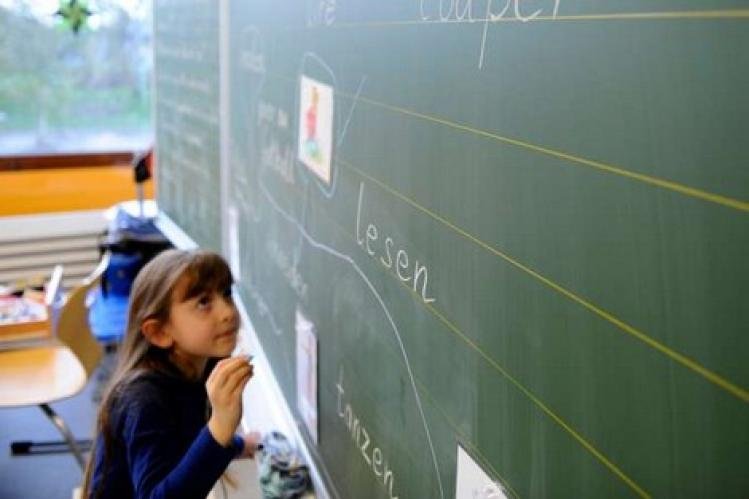المواد العلمية باللغة الفرنسية يستبق الدخول المدرسي المقبل