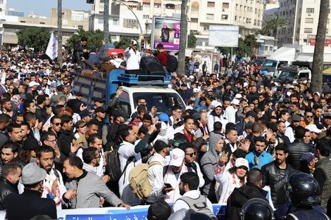 السلطات تمنع "أساتذة التعاقد" من وصول القصر الملكي بالبيضاء 3 السلطات تمنع quotأساتذة التعاقدquot من وصول القصر الملكي بالبيضاء