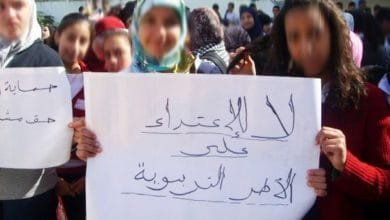 تلميذ على أستاذته داخل القسم ونقابة تعليمية تدخل على الخط