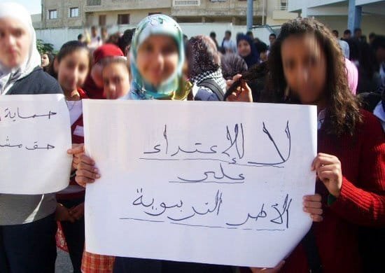 تلميذ على أستاذته داخل القسم ونقابة تعليمية تدخل على الخط