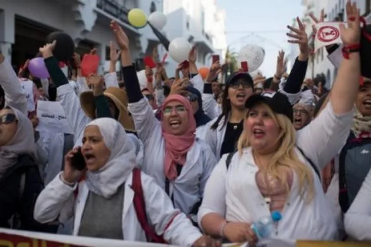 وزارة التربية تستبقُ مسيرات "20 فبراير" بالحوار مع "المتعاقدين" 2 وزارة التربية تستبقُ مسيرات quot20 فبرايرquot بالحوار مع quotالمتعاقدينquot