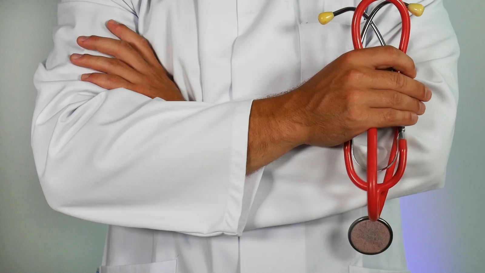 أزير الصحة المتنقلة مبادرة لتغطية المناطق النائية في مجال التطبيب 10 doctor holding red stethoscope